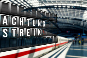 Airport departure board displaying the German warning 'ACHTUNG STREIK!'—indicating a strike impact at the airport
